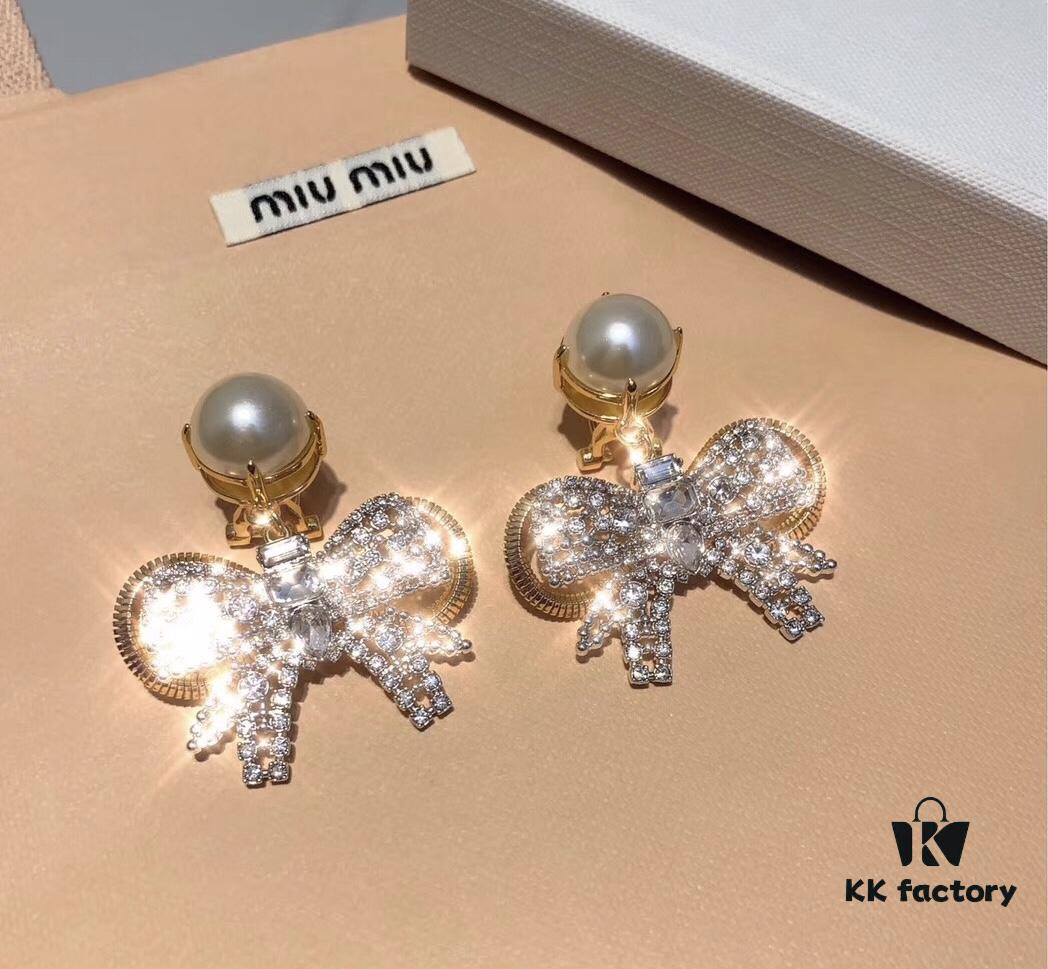 Miu Miu Bow Knot Stud Earrings, Guo Biting Same Style, Princess-like Charm, Dual-tone Gold-plated Craft with Swarovski Pearl