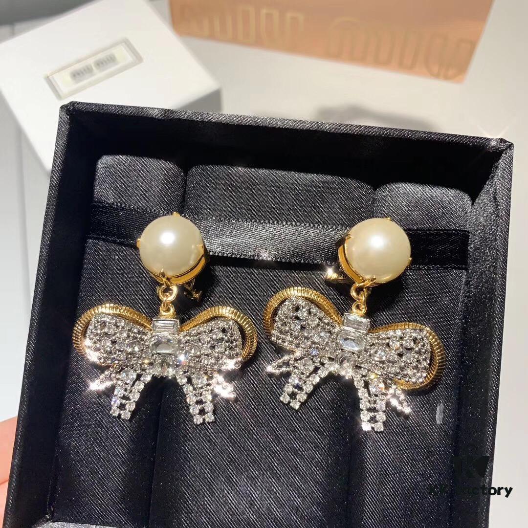 Miu Miu Bow Knot Stud Earrings, Guo Biting Same Style, Princess-like Charm, Dual-tone Gold-plated Craft with Swarovski Pearl