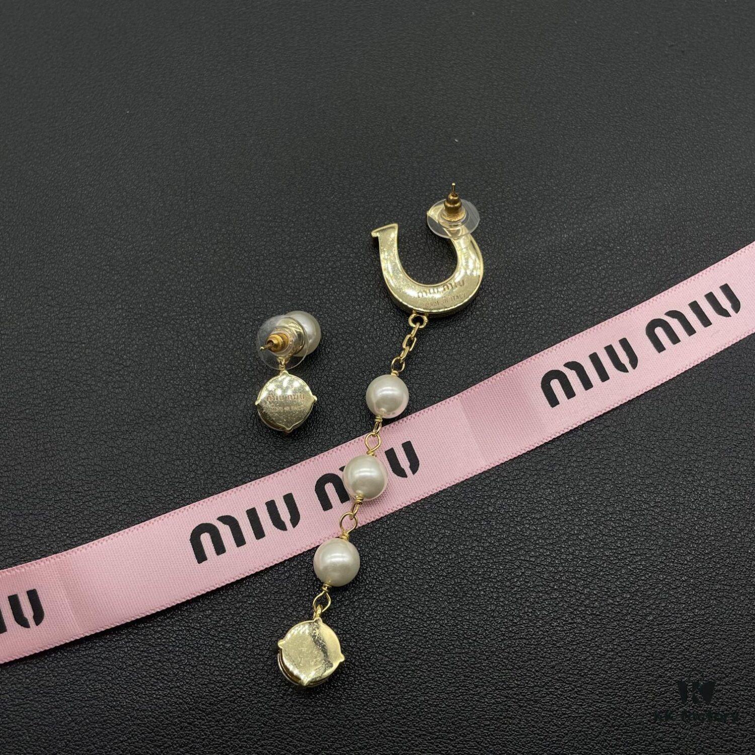 Miu Miu Elegant Heart Pearl Stud Earrings, Minimalist Luxury Design with Vintage Charm