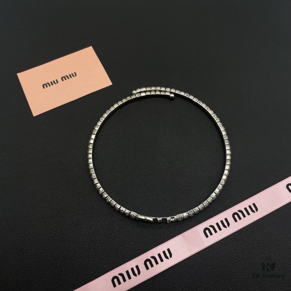 Miu Miu Textured Luxury Pearl Collar with Heart Design, Minimalist Retro Chic Necklace