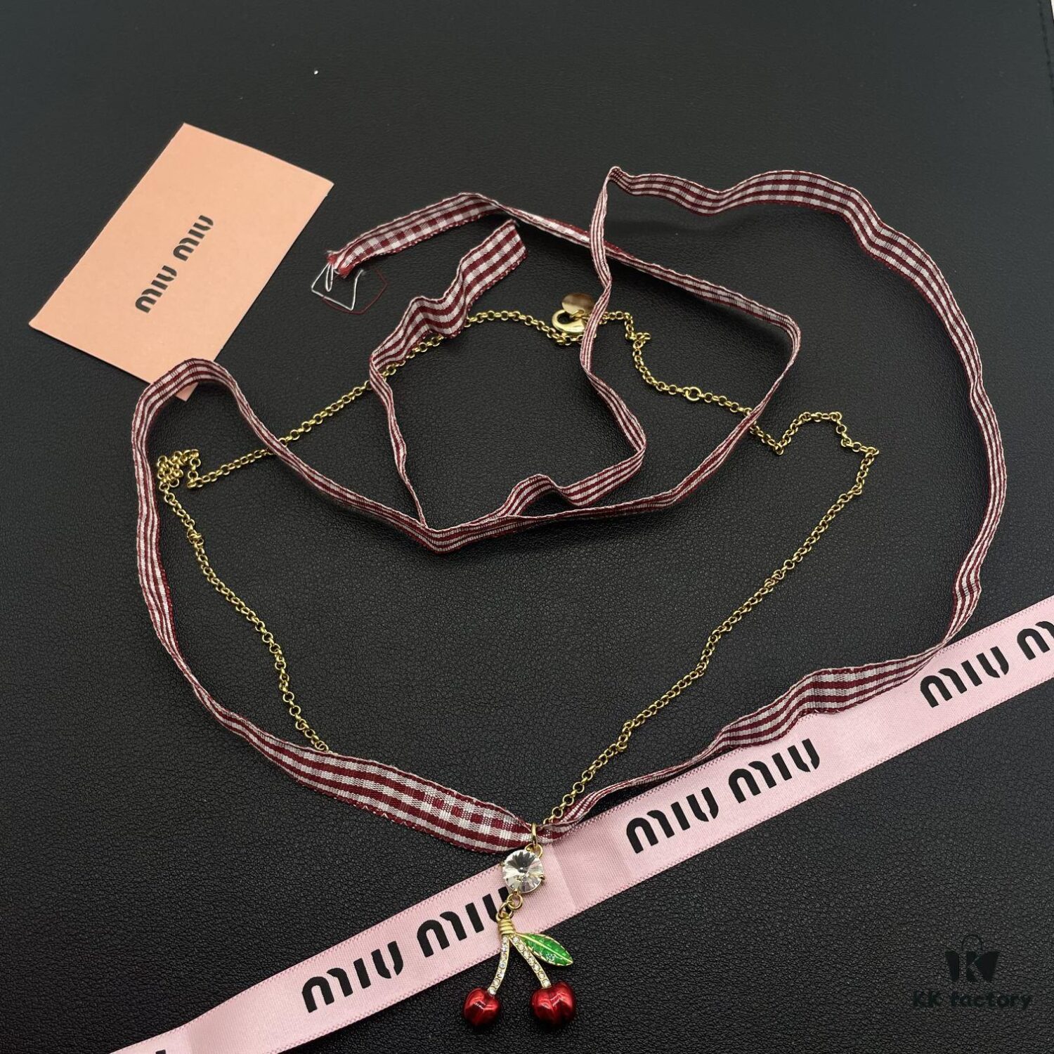 Miu Miu Textured Heart Luxury Minimalist Pearl Necklace, Chic Retro Design with Pearl Accents, Must-Have Summer Accessory