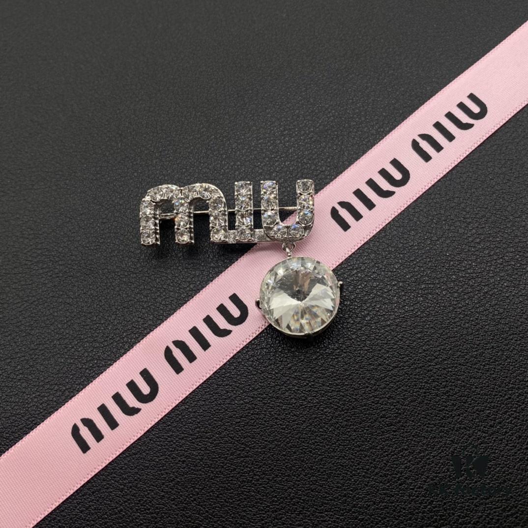 Miu Miu Textured Luxury Pearl Heart Brooch, Minimalist Love Design with Vintage Charm