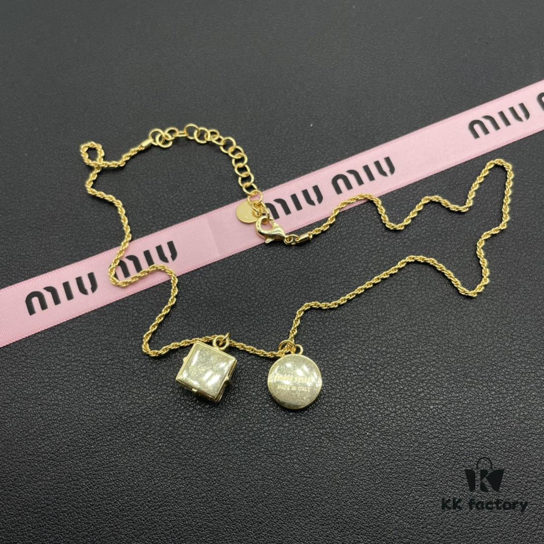 Miu Miu Textured Luxurious Pearl Heart Stud Earrings, Minimalist Design with Vintage Charm, Must-Have Summer Fashion Accessory