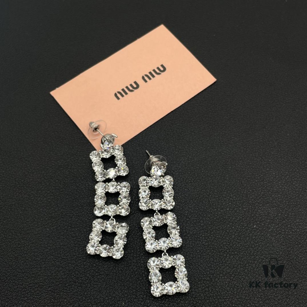 Miu Miu Textured Luxurious Pearl Heart Stud Earrings, Minimalist Design with Vintage Charm, Must-Have Summer Fashion Accessory