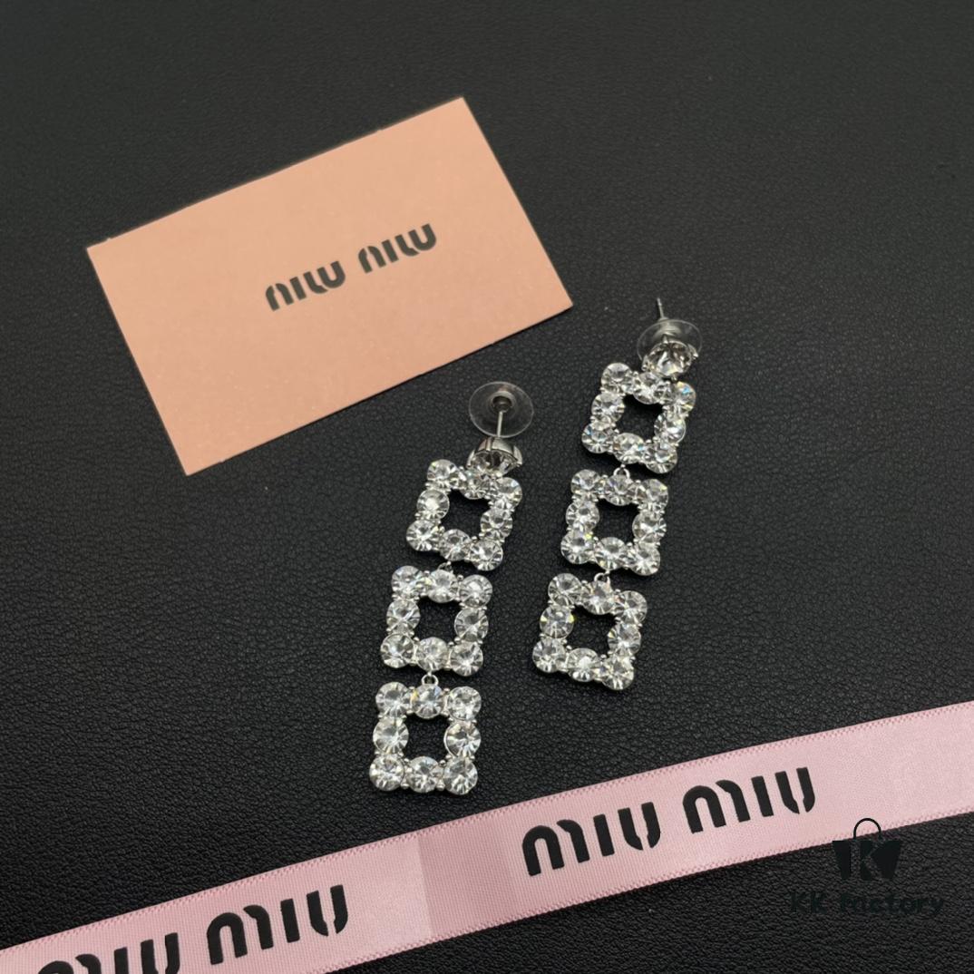 Miu Miu Textured Luxurious Pearl Heart Stud Earrings, Minimalist Design with Vintage Charm, Must-Have Summer Fashion Accessory