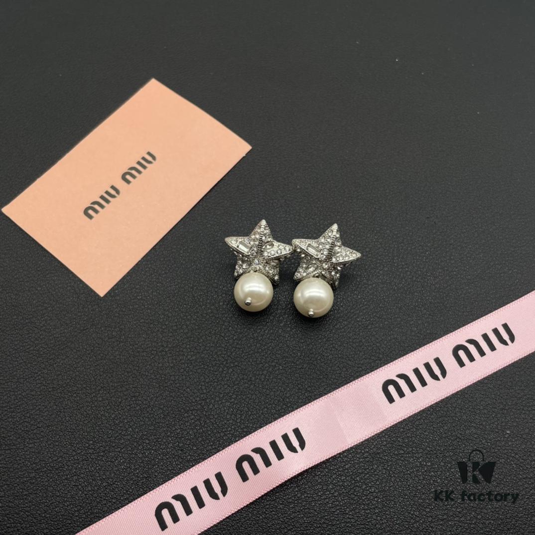 Miu Miu Textured Luxury Pearl Heart Stud Earrings, Minimalist Love Design, Vintage-Inspired Fashion Statement Piece