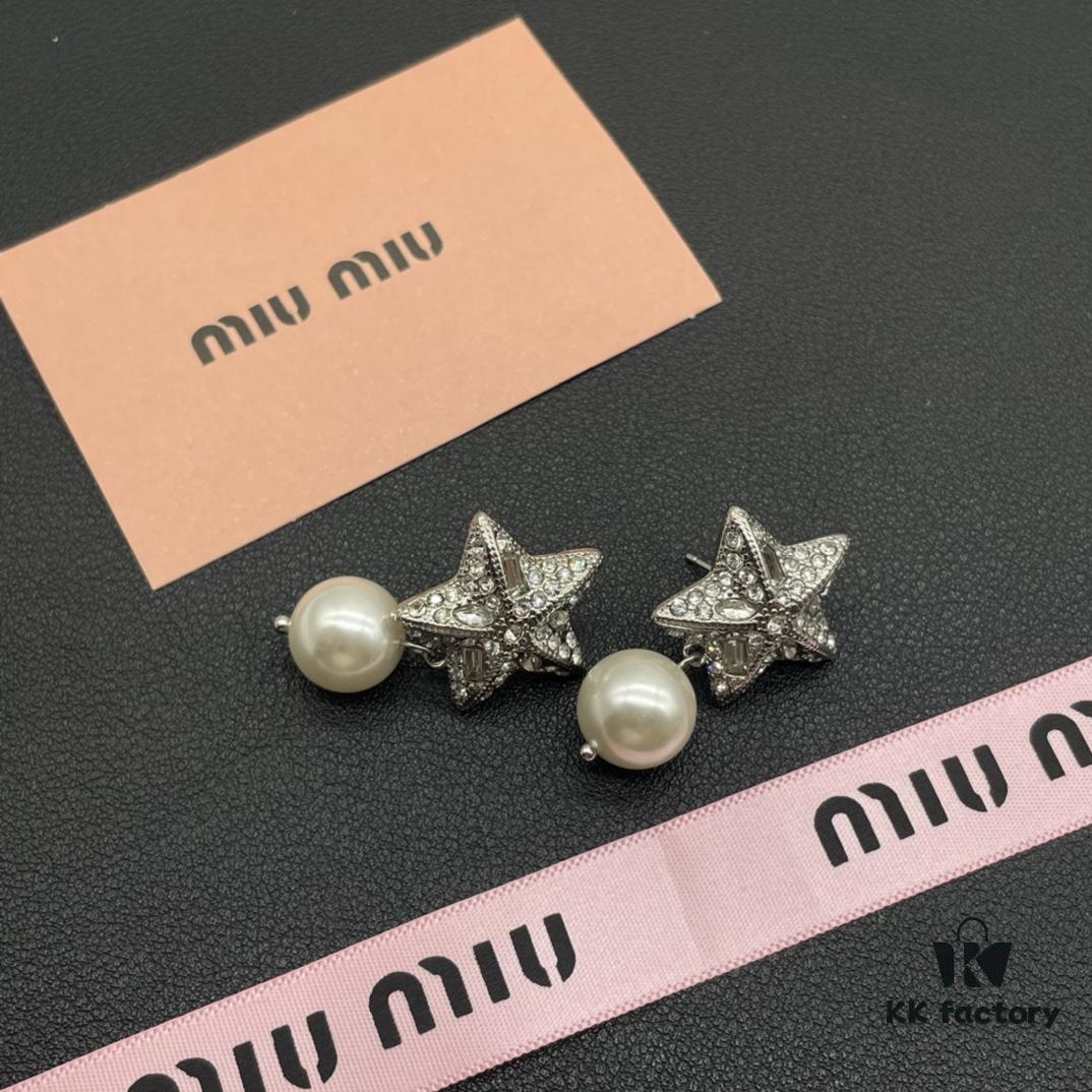 Miu Miu Textured Luxury Pearl Heart Stud Earrings, Minimalist Love Design, Vintage-Inspired Fashion Statement Piece