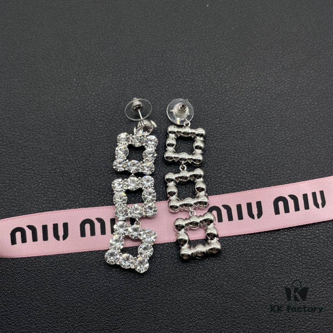 Miu Miu Textured Luxurious Pearl Heart Stud Earrings, Minimalist Design with Vintage Charm, Must-Have Summer Fashion Accessory