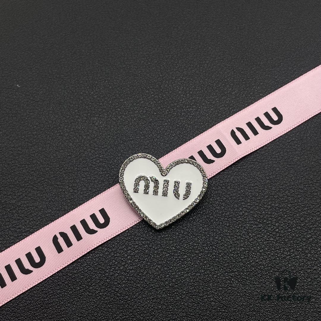 Miu Miu Textured Luxury Pearl Heart Brooch, Minimalist Amour Design with Vintage Charm, Must-Have Fashion Accessory for Summer