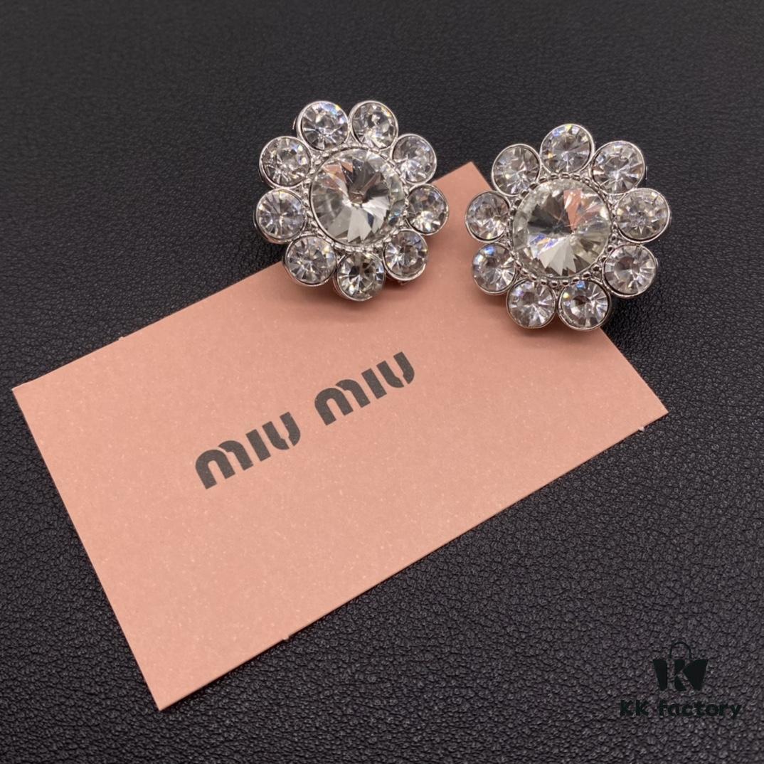 Miu Miu Textured Luxury Pearl Heart Ear Cuffs, Minimalist Design with Vintage Charm, Must-Have Summer Fashion Accessory