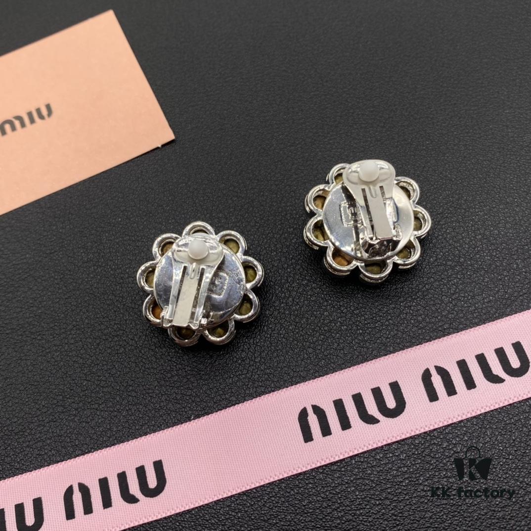 Miu Miu Elegant Heart Pearl Ear Cuffs – Minimalist Luxury Design with Vintage Charm
