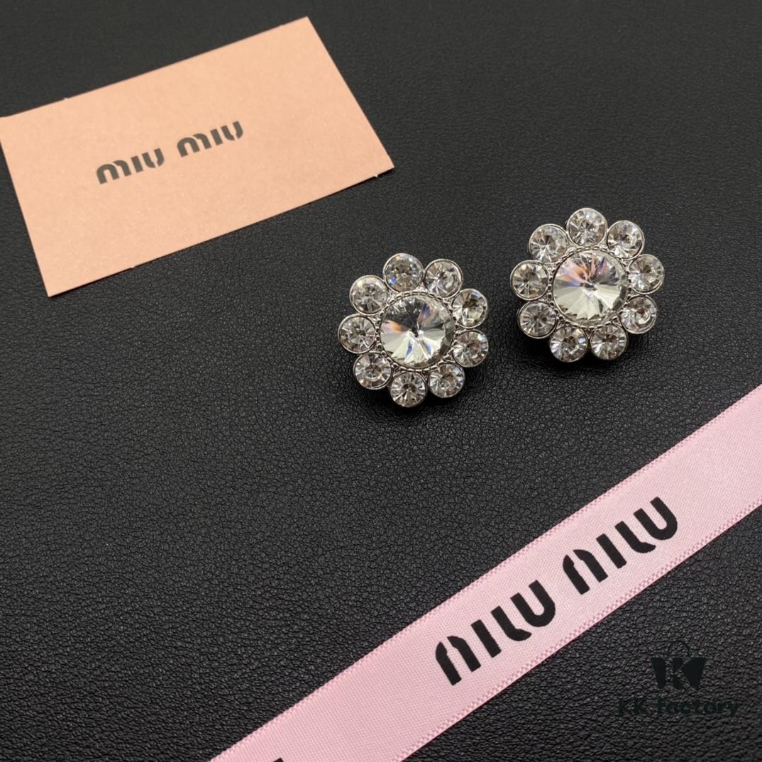 Miu Miu Textured Luxury Pearl Heart Ear Cuffs, Minimalist Design with Vintage Charm, Must-Have Summer Fashion Accessory