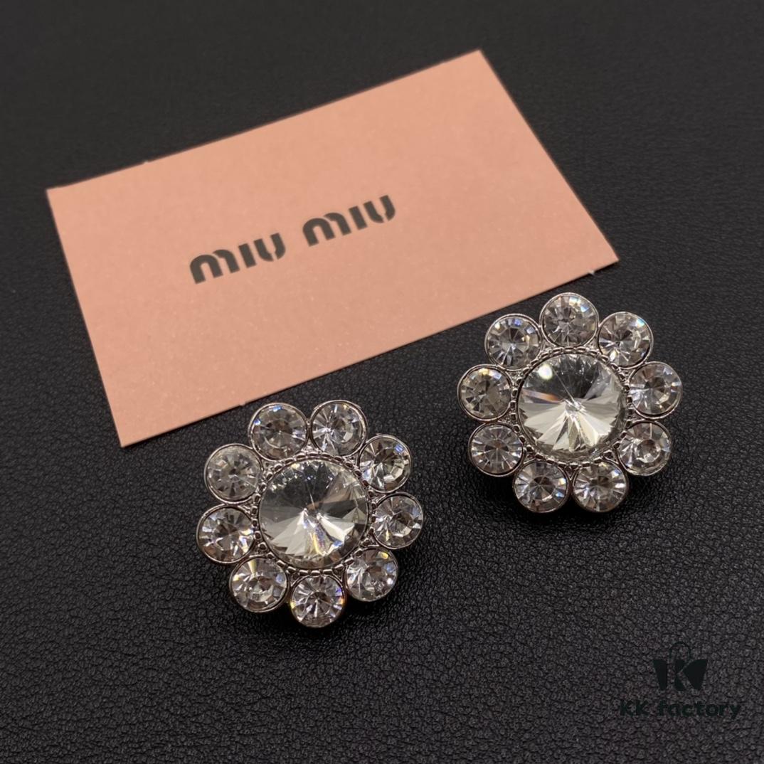 Miu Miu Textured Luxury Pearl Heart Ear Cuffs, Minimalist Design with Vintage Charm, Must-Have Summer Fashion Accessory