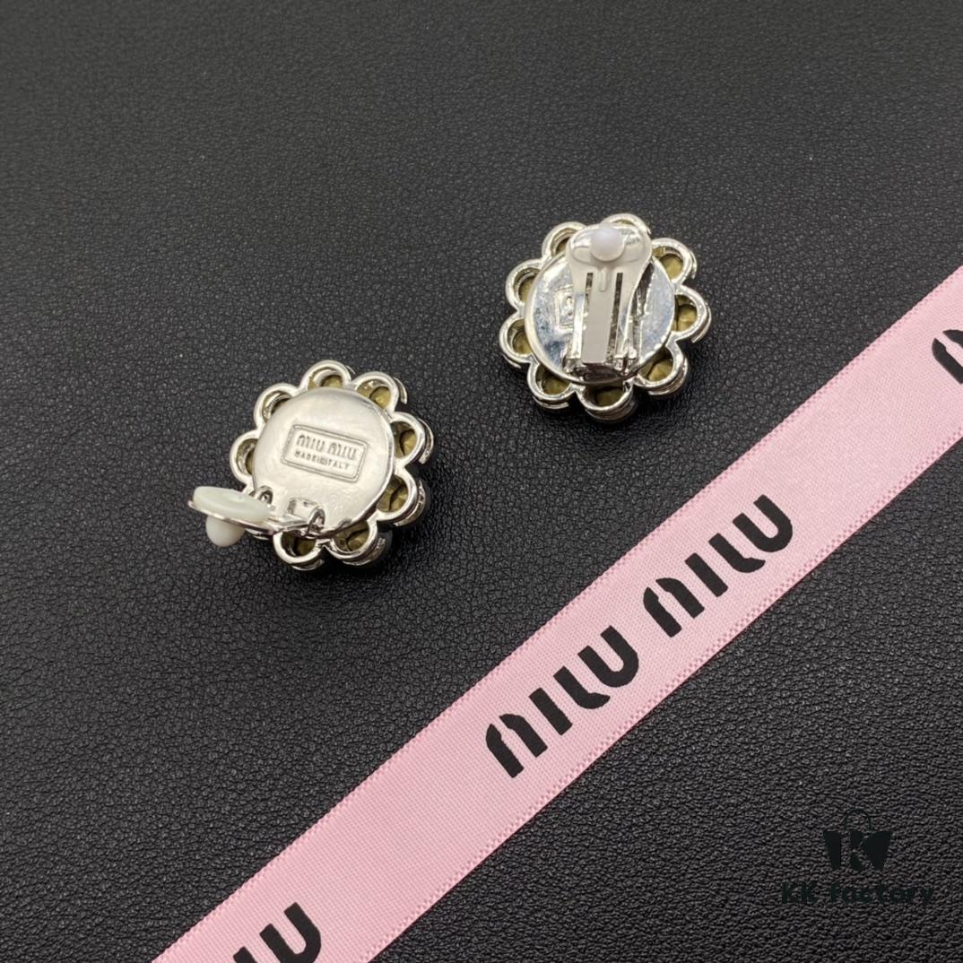 Miu Miu Textured Luxury Pearl Heart Ear Cuff, Minimalist Design with Retro Charm, Must-Have Summer Fashion Accessory