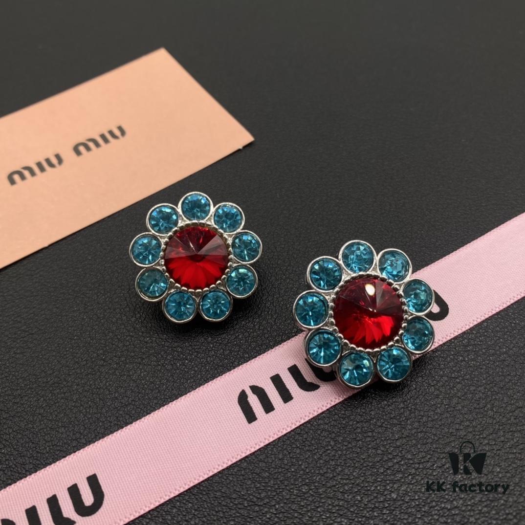 Miu Miu Textured Luxury Pearl Heart Ear Cuff, Minimalist Design with Retro Charm, Must-Have Summer Fashion Accessory