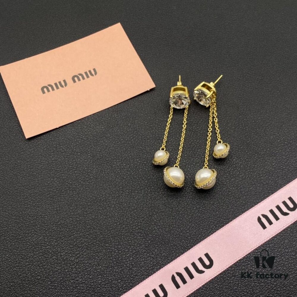 Miu Miu Textured Luxury Pearl Heart Stud Earrings, Minimalist Design with Vintage Charm, Must-Have Summer Fashion Accessory
