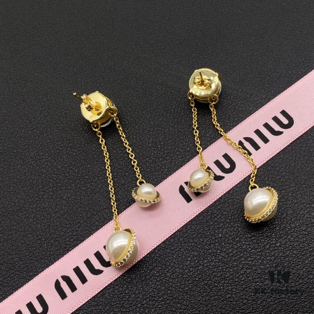 Miu Miu Textured Luxury Pearl Heart Stud Earrings, Minimalist Design with Vintage Charm, Must-Have Summer Fashion Accessory
