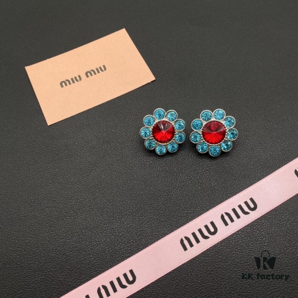 Miu Miu Textured Luxury Pearl Heart Ear Cuff, Minimalist Design with Retro Charm, Must-Have Summer Fashion Accessory