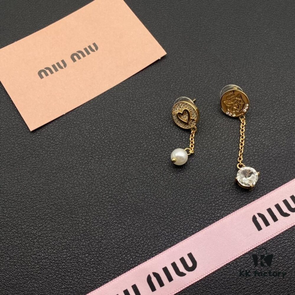 Miu Miu Textured Luxurious Pearl Heart Stud Earrings, Minimalist Design with Vintage Charm, Must-Have Summer Fashion Accessory