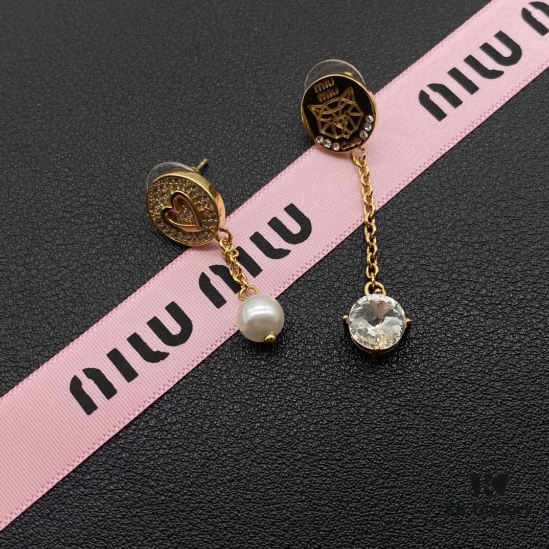 Miu Miu Textured Luxurious Pearl Heart Stud Earrings, Minimalist Design with Vintage Charm, Must-Have Summer Fashion Accessory