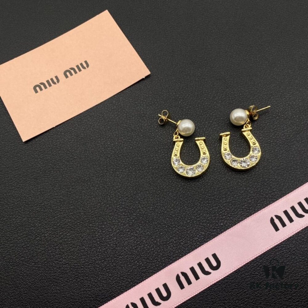 Miu Miu Textured Luxury Pearl Heart Stud Earrings, Minimalist Amore Design with Vintage Charm, Must-Have Summer Fashion Accessory