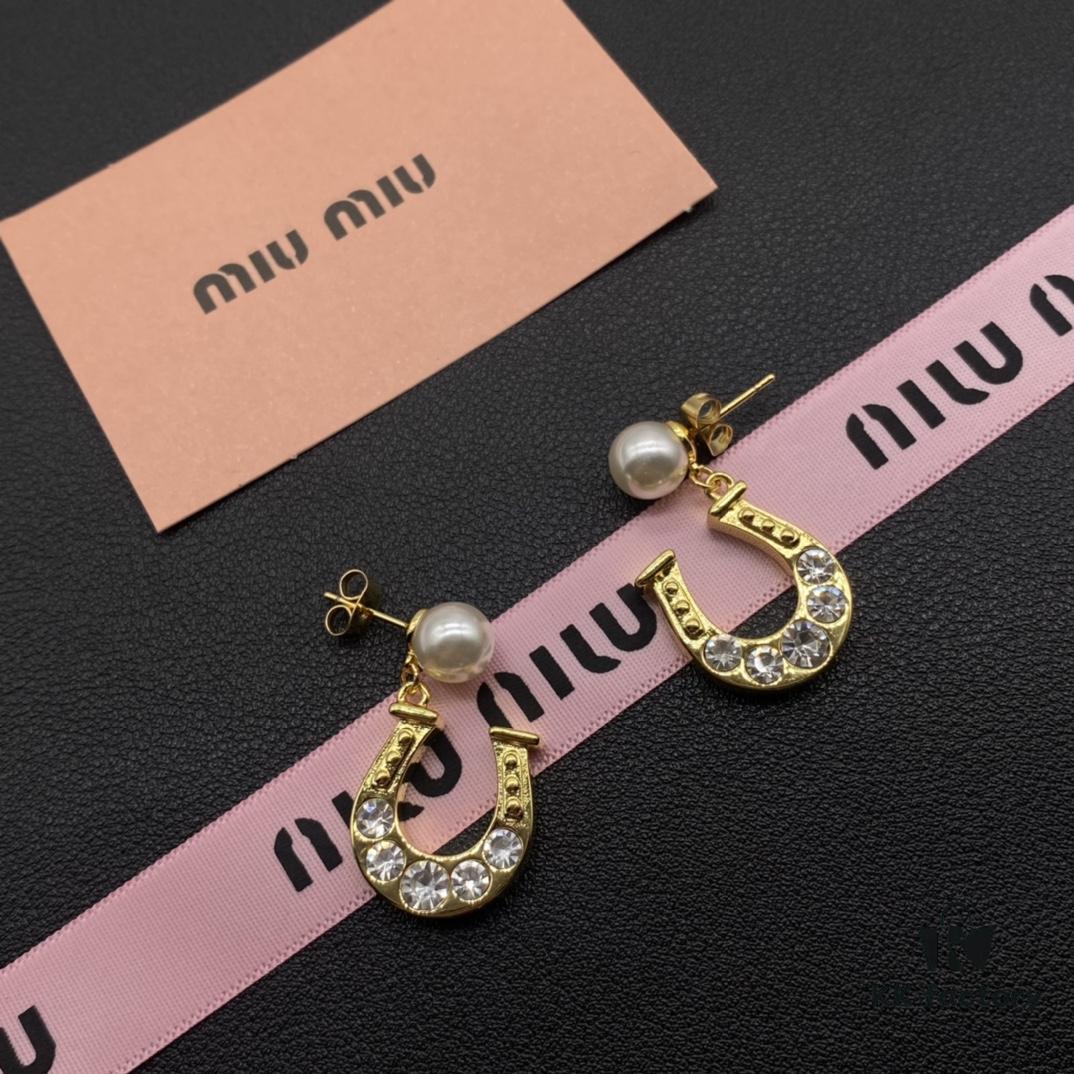 Miu Miu Textured Luxury Pearl Heart Stud Earrings, Minimalist Amore Design with Vintage Charm, Must-Have Summer Fashion Accessory