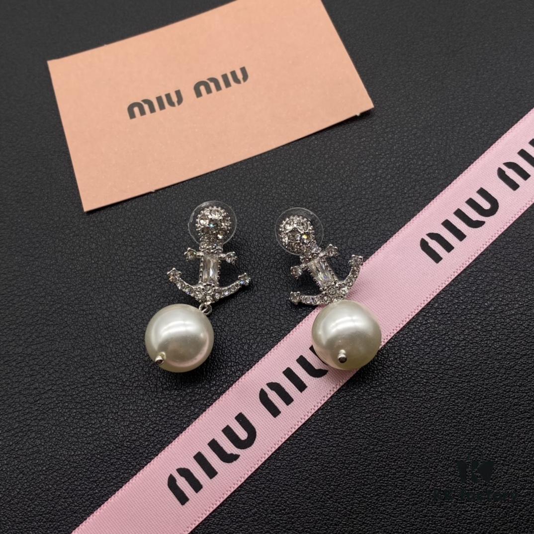 Miu Miu Textured Luxury Pearl Heart Stud Earrings, Minimalist Design with Retro Charm, Must-Have Fashion Accessory for Summer