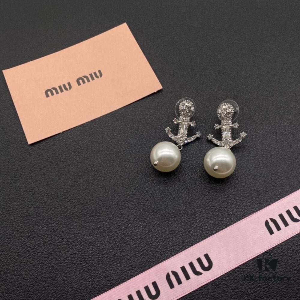 Miu Miu Textured Luxury Pearl Heart Stud Earrings, Minimalist Design with Retro Charm, Must-Have Fashion Accessory for Summer