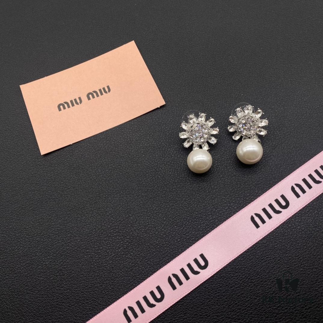 Miu Miu Textured Luxurious Pearl Heart Stud Earrings, Minimalist Design with Vintage Charm, Must-Have Summer Fashion Accessory