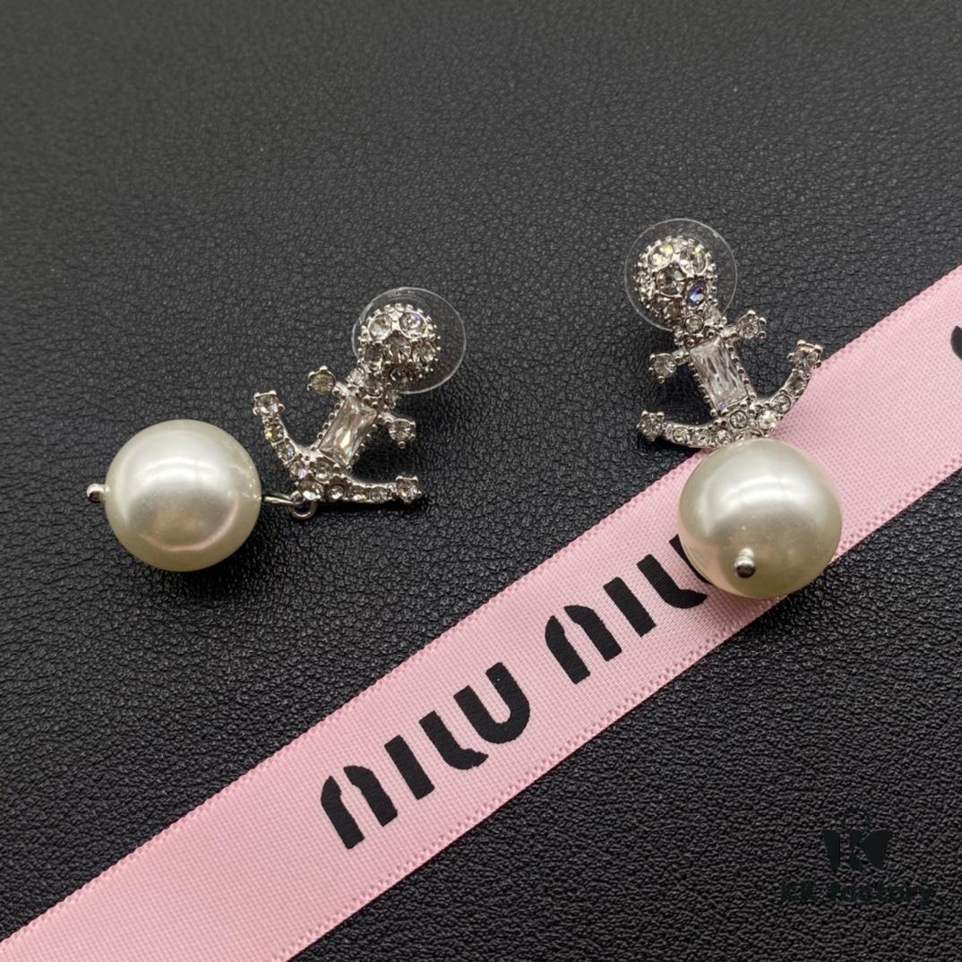 Miu Miu Textured Luxury Pearl Heart Stud Earrings, Minimalist Design with Retro Charm, Must-Have Fashion Accessory for Summer
