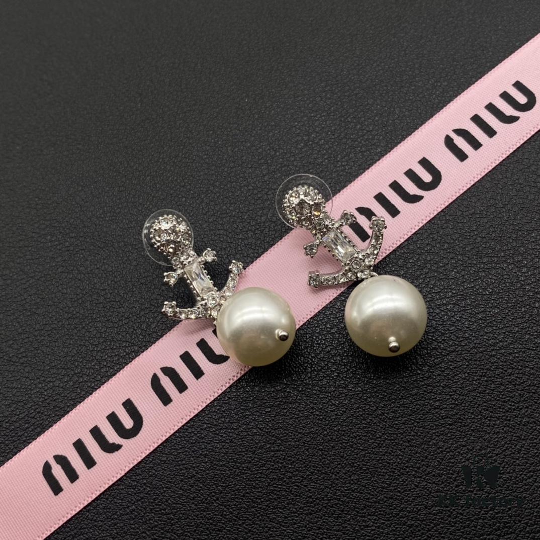 Miu Miu Textured Luxury Pearl Heart Stud Earrings, Minimalist Design with Retro Charm, Must-Have Fashion Accessory for Summer