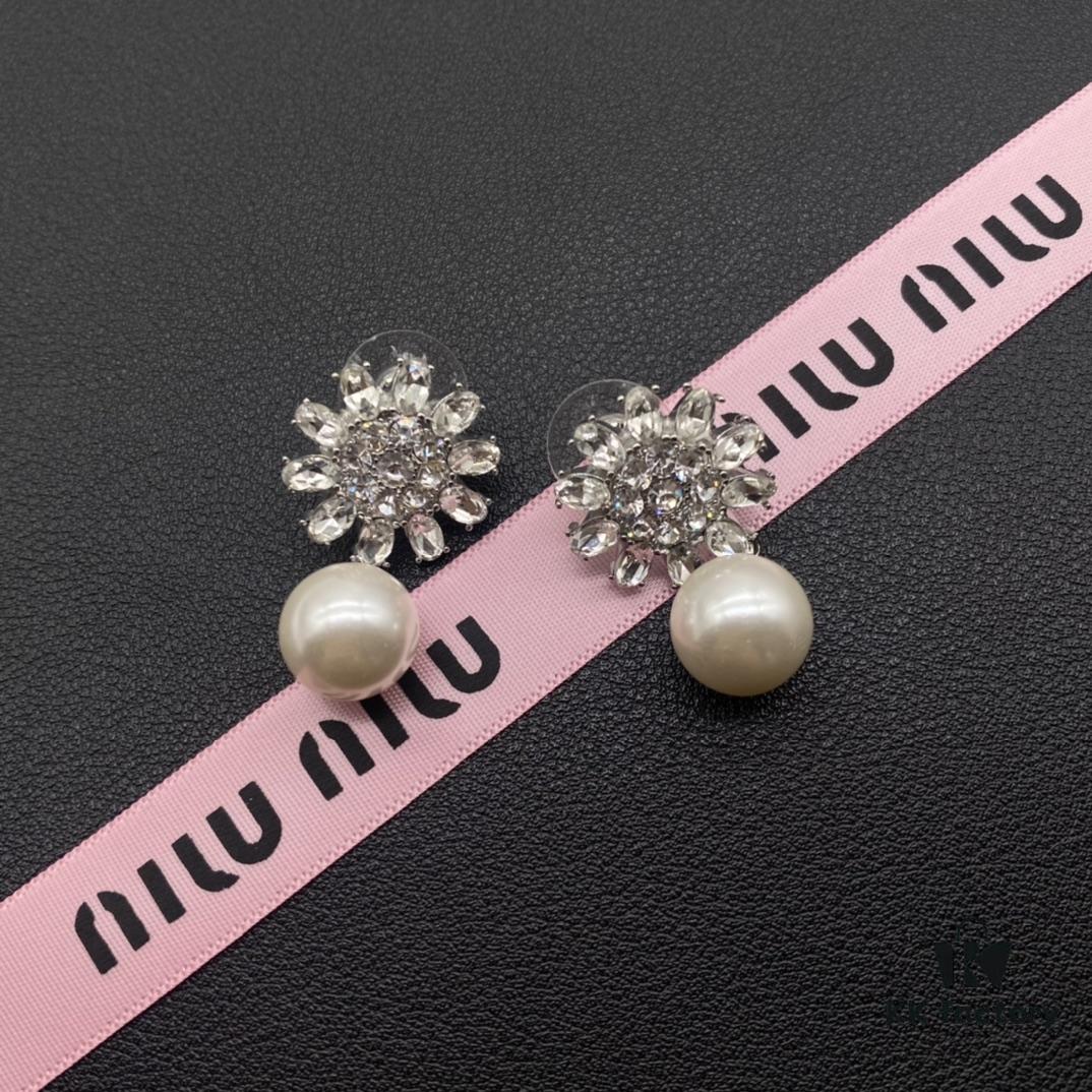 Miu Miu Textured Luxurious Pearl Heart Stud Earrings, Minimalist Design with Vintage Charm, Must-Have Summer Fashion Accessory