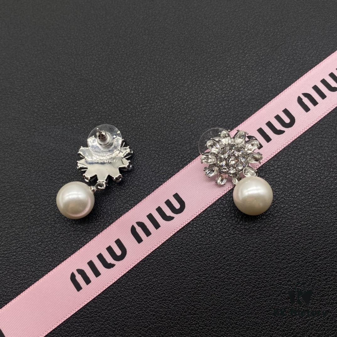 Miu Miu Textured Luxurious Pearl Heart Stud Earrings, Minimalist Design with Vintage Charm, Must-Have Summer Fashion Accessory