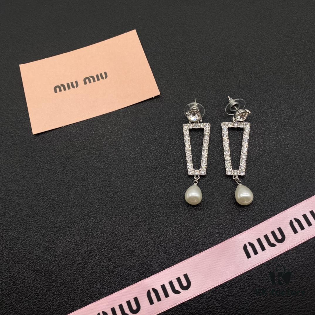 Miu Miu Textured Luxury Pearl Heart Stud Earrings, Minimalist Design with Vintage Charm, Must-Have Summer Fashion Accessory