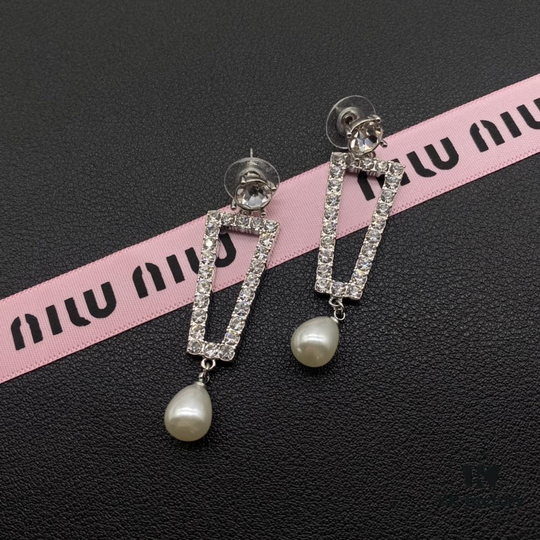 Miu Miu Textured Luxury Pearl Heart Stud Earrings, Minimalist Design with Vintage Charm, Must-Have Summer Fashion Accessory