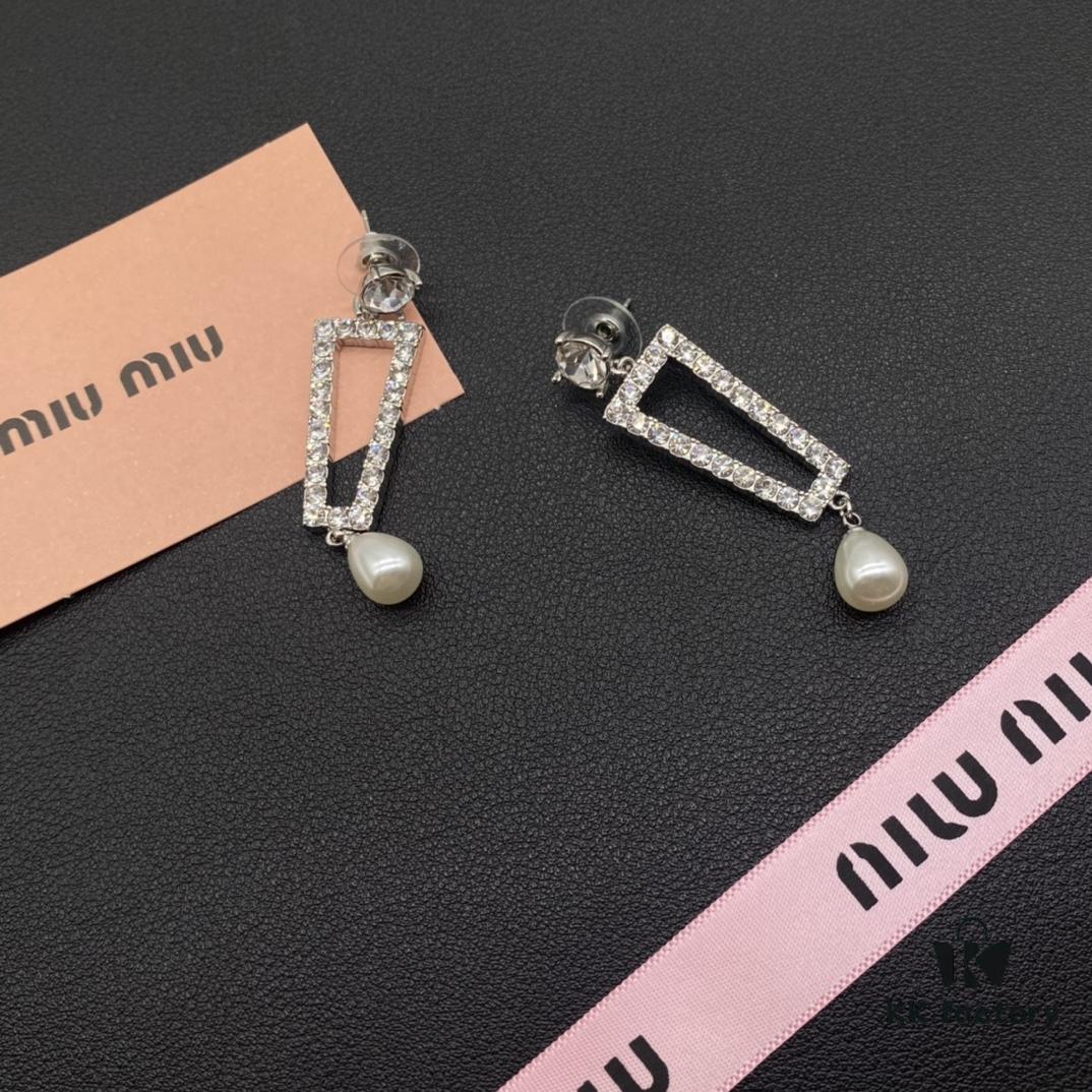 Miu Miu Textured Luxury Pearl Heart Stud Earrings, Minimalist Design with Vintage Charm, Must-Have Summer Fashion Accessory