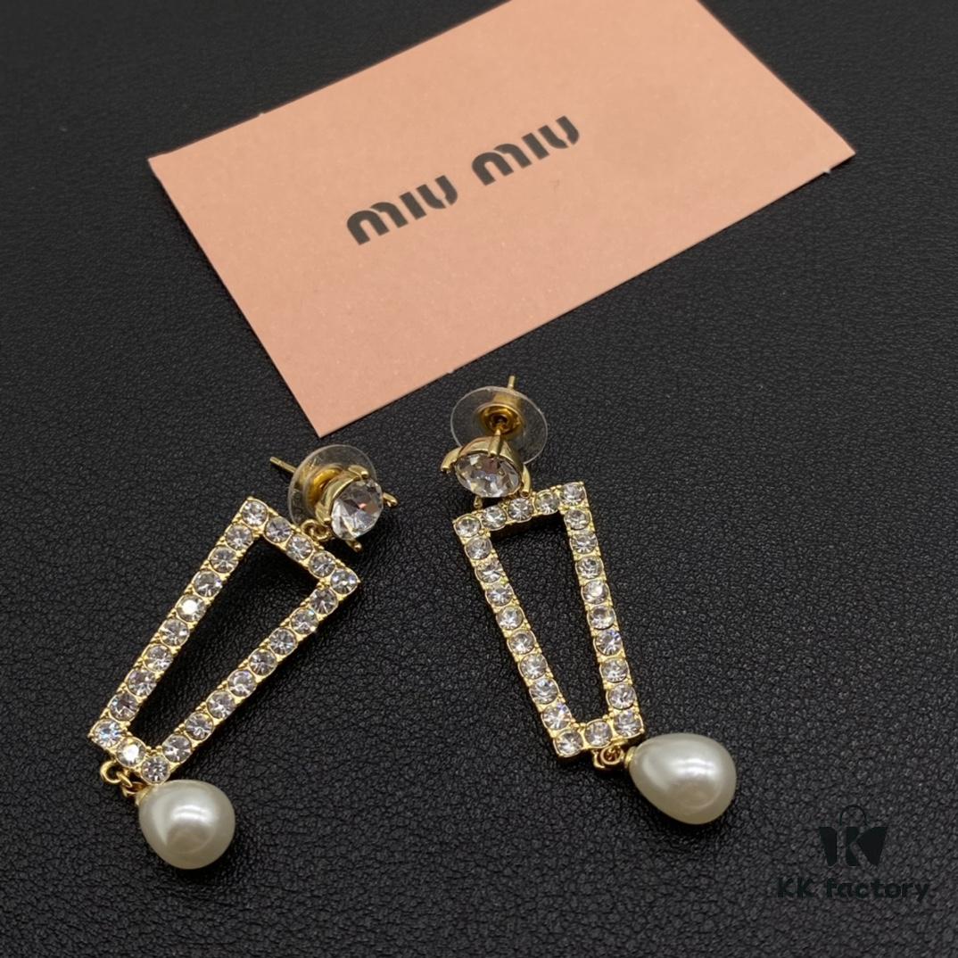 Miu Miu Textured Luxury Pearl Heart Stud Earrings, Minimalist Design with Vintage Charm, Must-Have Summer Fashion Accessory