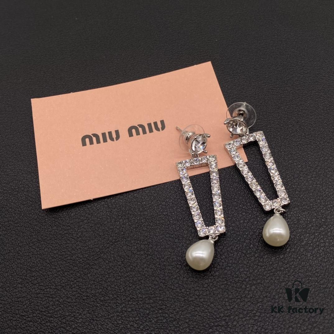Miu Miu Textured Luxury Pearl Heart Stud Earrings, Minimalist Design with Vintage Charm, Must-Have Summer Fashion Accessory