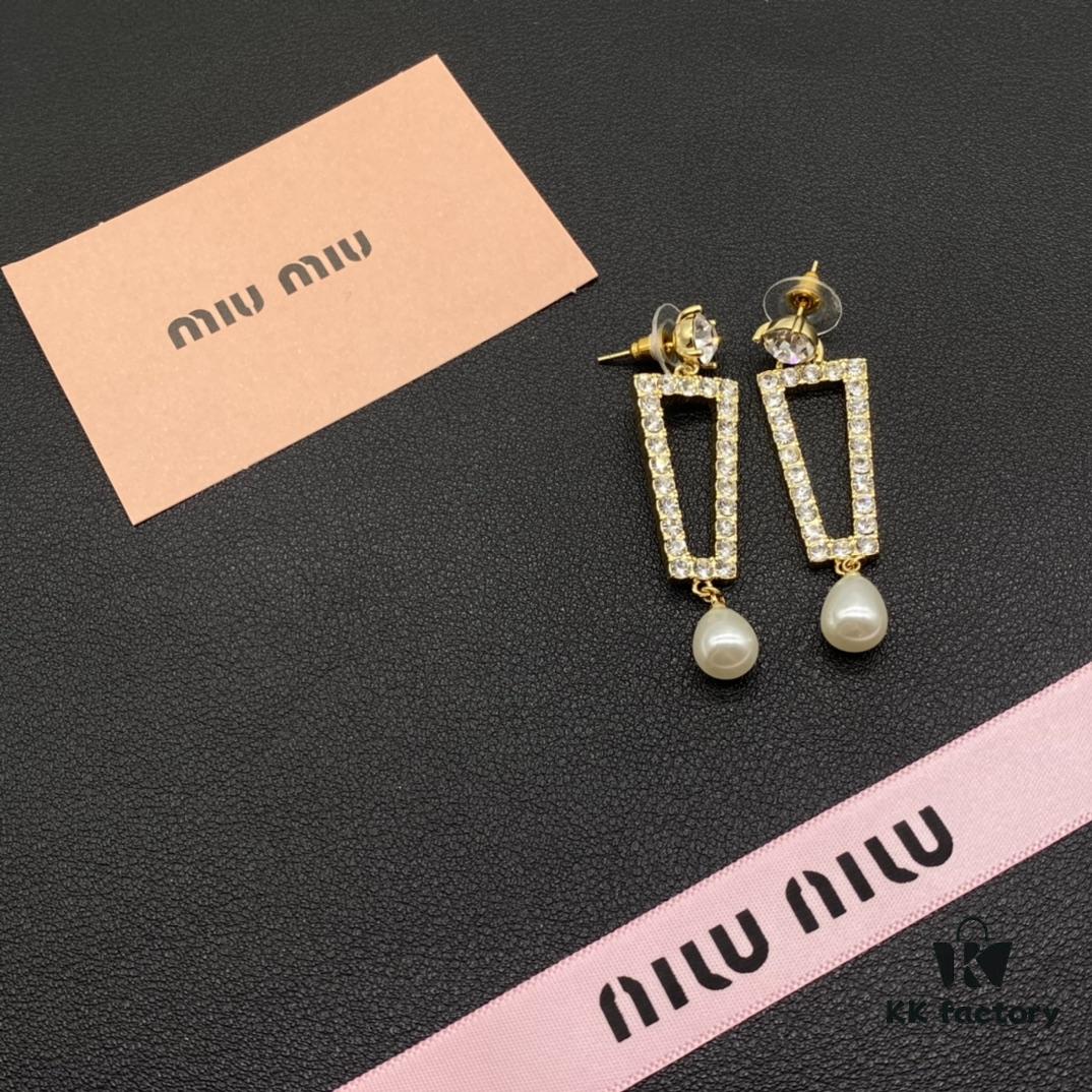 Miu Miu Textured Luxury Pearl Heart Stud Earrings, Minimalist Design with Vintage Charm, Must-Have Summer Fashion Accessory