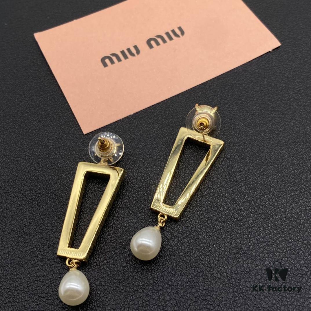 Miu Miu Textured Luxury Pearl Heart Stud Earrings, Minimalist Design with Vintage Charm, Must-Have Summer Fashion Accessory