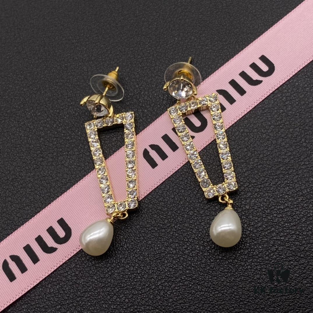 Miu Miu Textured Luxury Pearl Heart Stud Earrings, Minimalist Design with Vintage Charm, Must-Have Summer Fashion Accessory