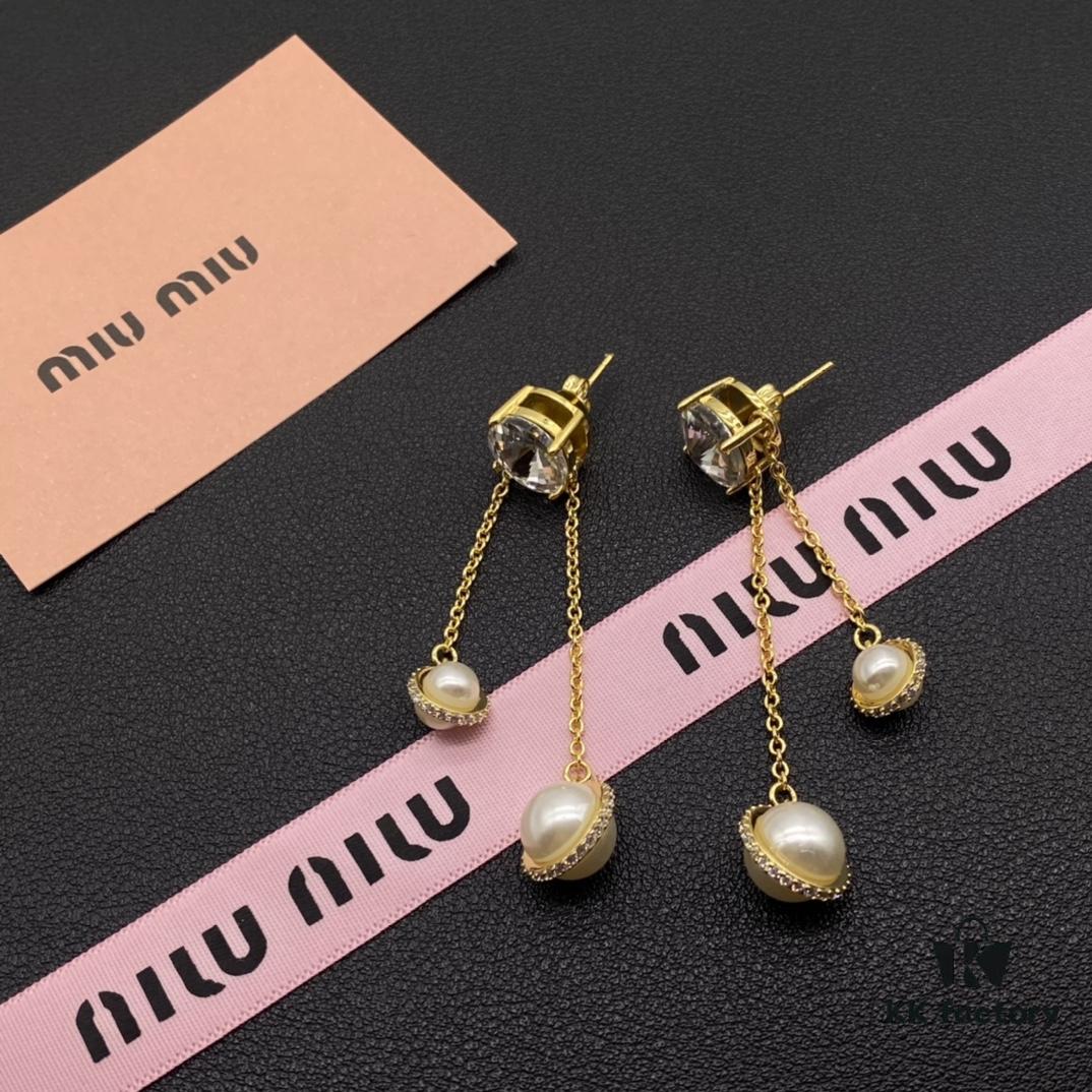 Miu Miu Textured Luxury Pearl Heart Stud Earrings, Minimalist Design with Vintage Charm, Must-Have Summer Fashion Accessory