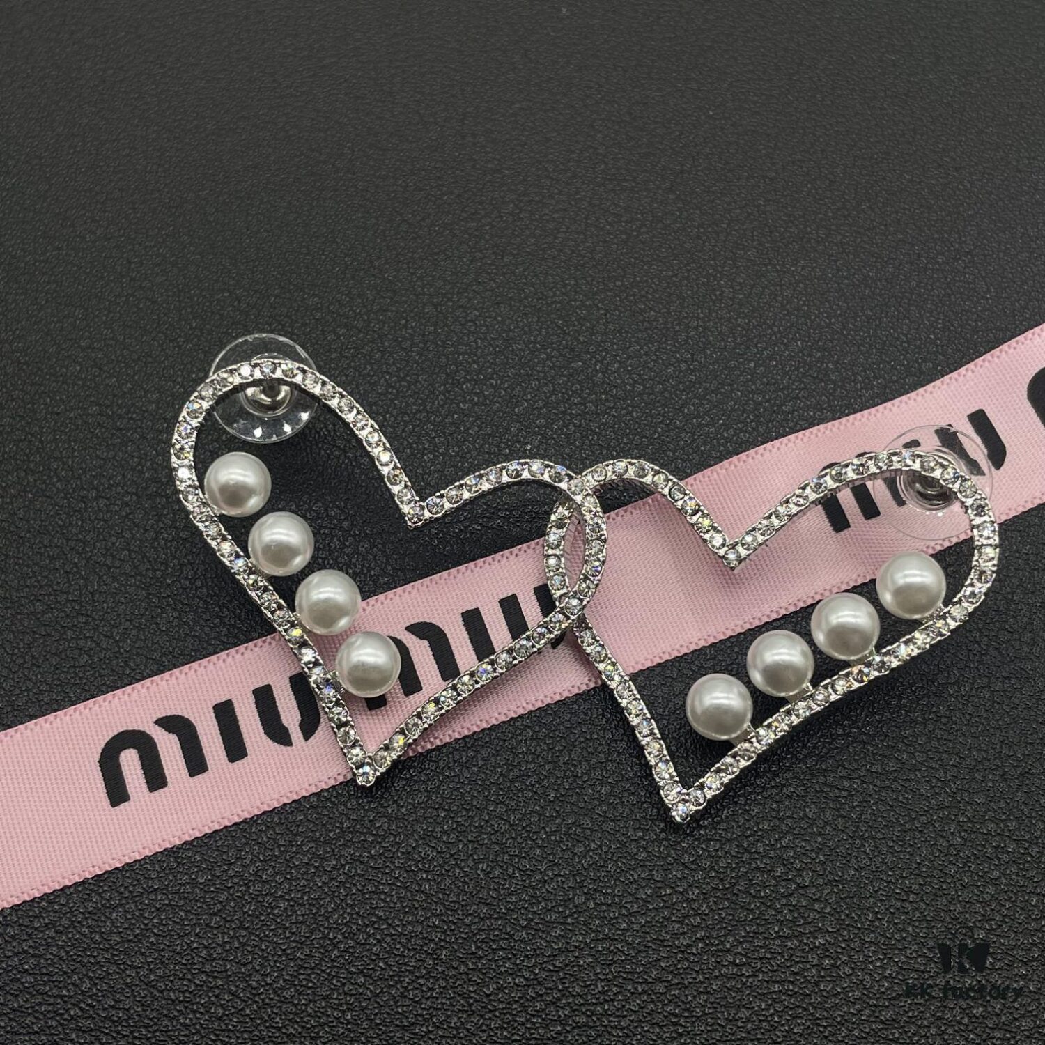 Miu Miu Textured Luxury Pearl Heart Stud Earrings, Minimalist Design with Vintage Charm, Must-Have Summer Fashion Accessory