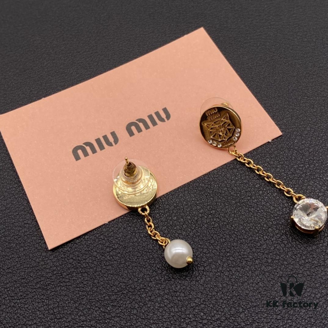 Miu Miu Textured Luxurious Pearl Heart Stud Earrings, Minimalist Design with Vintage Charm, Must-Have Summer Fashion Accessory