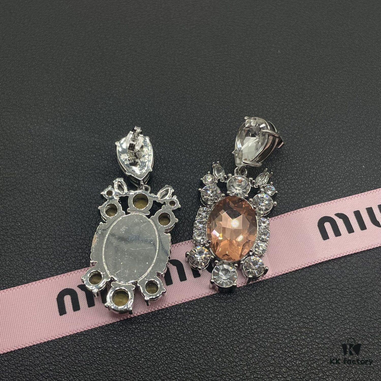 Miu Miu Elegant Heart Pearl Stud Earrings, Minimalist Luxury Design with Vintage Charm