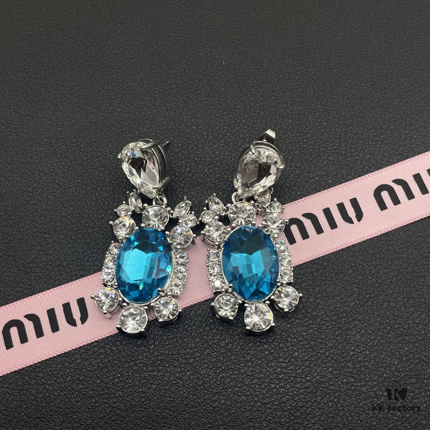 Miu Miu Elegant Heart Pearl Stud Earrings, Minimalist Luxury Design with Vintage Charm