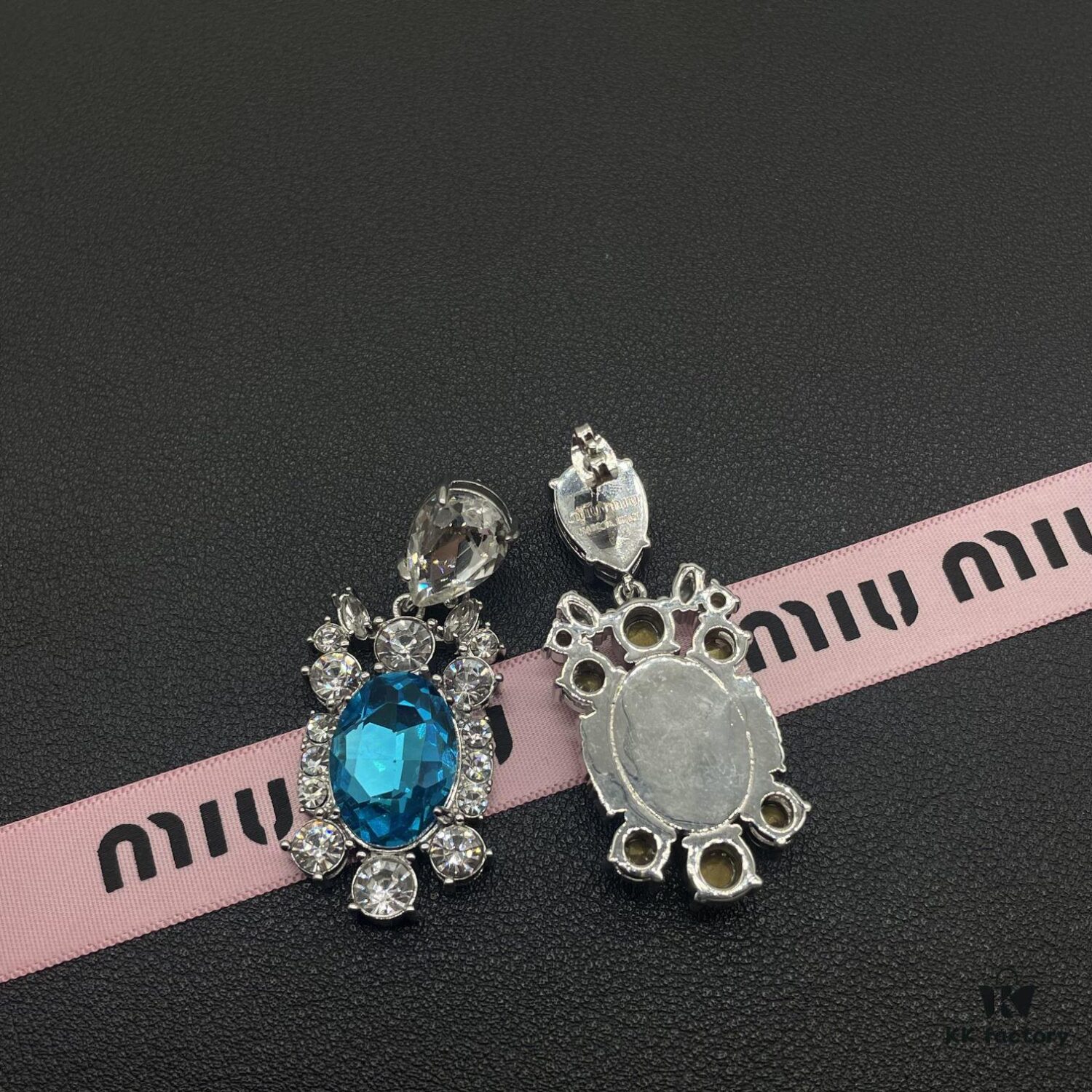 Miu Miu Elegant Heart Pearl Stud Earrings, Minimalist Luxury Design with Vintage Charm