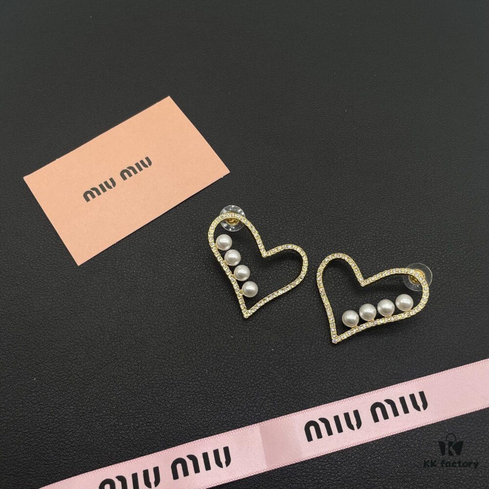 Miu Miu Textured Luxurious Pearl Heart Stud Earrings, Minimalist Design with Vintage Charm, Must-Have Summer Fashion Accessory