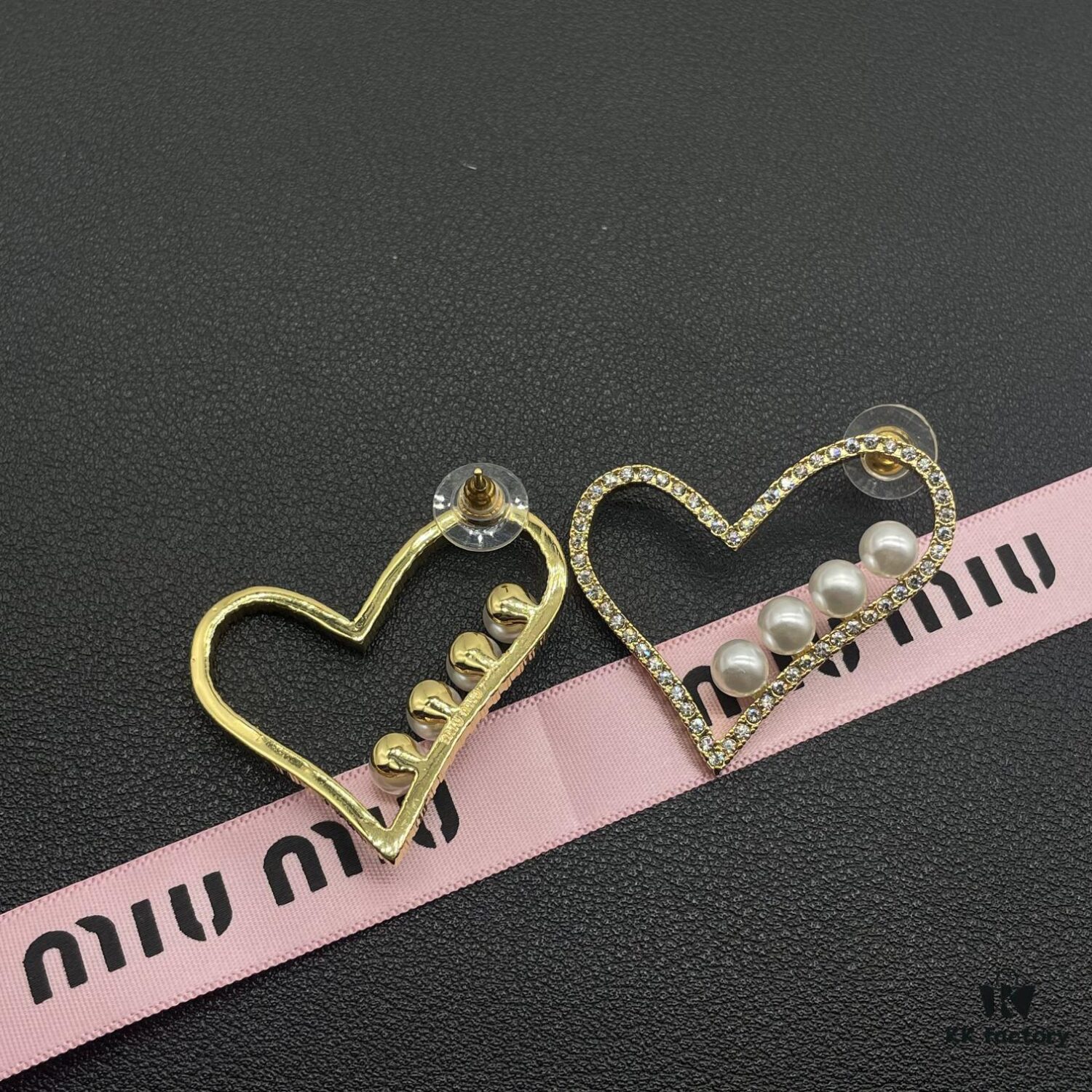 Miu Miu Textured Luxurious Pearl Heart Stud Earrings, Minimalist Design with Vintage Charm, Must-Have Summer Fashion Accessory