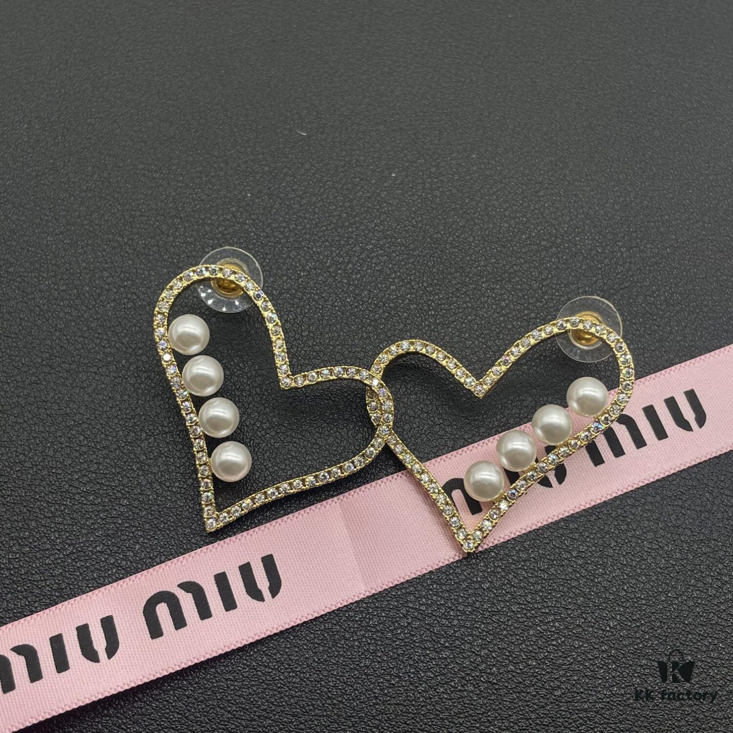 Miu Miu Textured Luxurious Pearl Heart Stud Earrings, Minimalist Design with Vintage Charm, Must-Have Summer Fashion Accessory